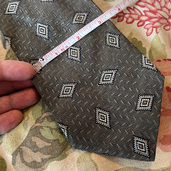 HICKEY FREEMAN 100% silk Made In Italy Muted Grey Blue Textured
Geometric NEW - Picture 16 of 16